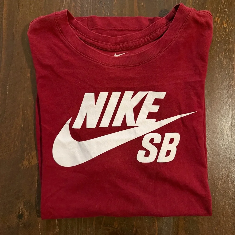 Nike SB UniSex Red T-Shirt - Size Small